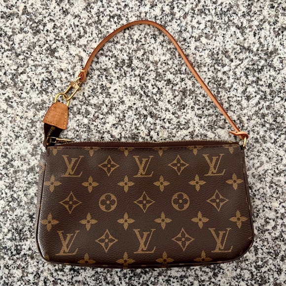 Louis Vuitton Pochette - Monogram - Picture 1 of 12